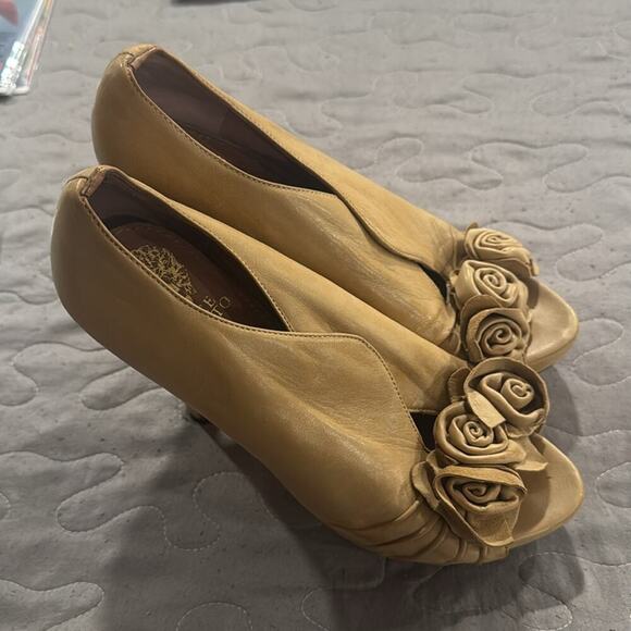 Vince Camuto Tan Leather Open-Toe Heels with Rose Detail - Picture 4 of 4